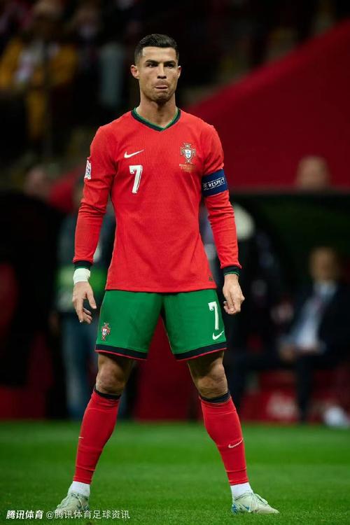 王洪泽这样的年轻人要多留在场上 不能过快犯规限制手脚（像王洪泽这样的新人应多在场，别因过早犯规束缚发挥）