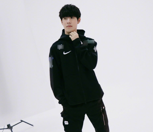 Zoom三杀格温全场乱剪 大哥两遭单杀炸线 乐言队1-0Uzi队