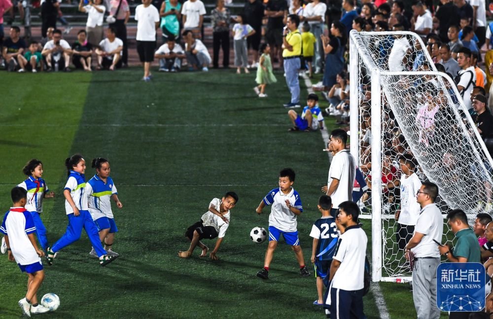 BLG 3-2击败TES勇夺LPL总冠军，左手阿卡丽绕后切入摧毁双C